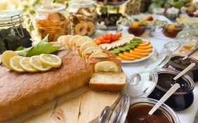 Wer mag, bucht das Frühstück mit vielen selbstgemachten Köstlichkeiten hinzu - vegetarisch und regional/ fairtrade, wo möglich